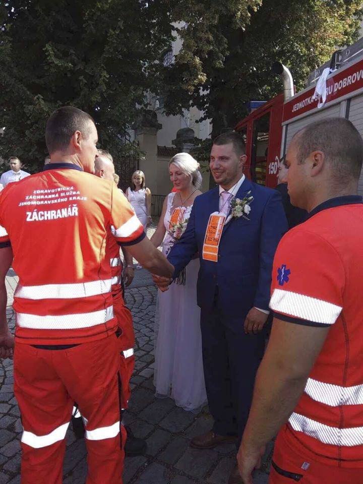 Záchranářská svatba na Vyškovsku: Kolegu vyprovodily do manželství sirény sanitek i hasičů