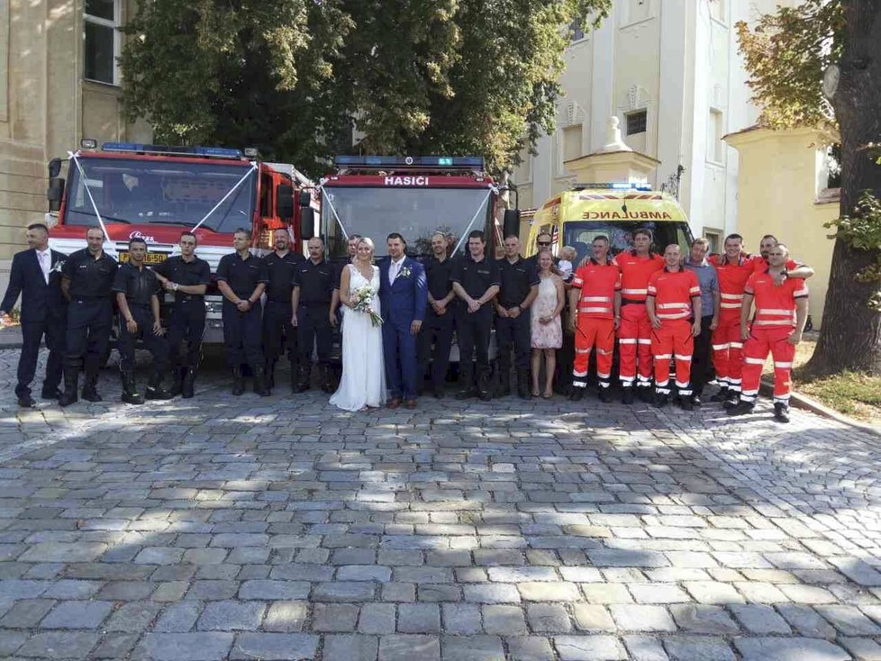 Kolegu Milana vyprovodily do manželství sirény sanitek i hasičů.