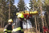 Jeden vrtulník nestačil: Pro zavaleného dřevorubce v kritickém stavu musely letět dva