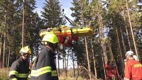 Mladého muže zavalil strom u Křetína na Boskovicku. Vrtulník nedokázal v nepřístupném terénu přistát.