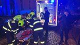 Ošklivá nehoda ve Vršovicích: Mladík (20) spadl na stavbě z římsy a nabodl se na drát! 
