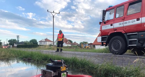 Lokální záplavy opět potrápily Česko. Nejvíce zásahů měli hasiči na Pardubicku, zejména v Úhřetické Lhotě, kde se čerpadla nezastavila po celý večer.