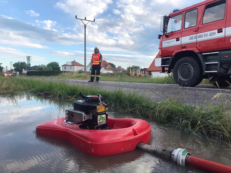 Lokální záplavy opět potrápily Česko. Nejvíce zásahů měli hasiči na Pardubicku, zejména v Úhřetické Lhotě, kde se čerpadla nezastavila po celý večer.