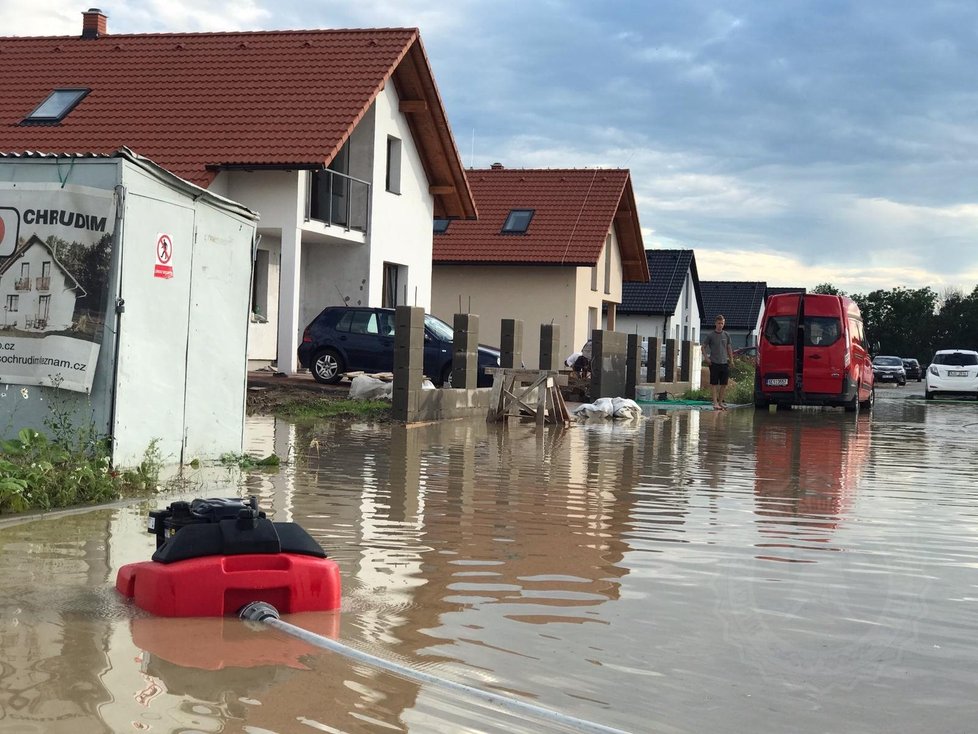 Lokální záplavy opět potrápily Česko. Nejvíce zásahů měli hasiči na Pardubicku, zejména v Úhřetické Lhotě, kde se čerpadla nezastavila po celý večer.