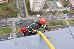 Pražští hasiči zajistili hodiny na výškové budově, které hrozily pádem (5. dubna 2022)