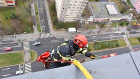 Pražští hasiči zajistili hodiny na výškové budově, které hrozily pádem (5. dubna 2022)