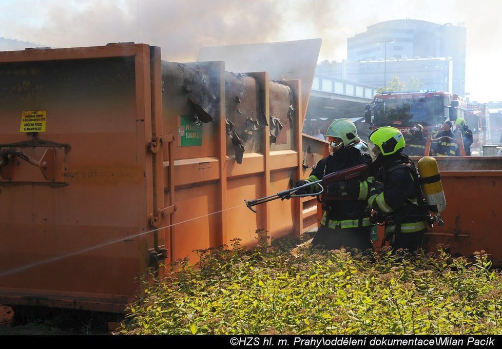 Hasiči zasahovali u požáru lisovacího kontejneru v Praze 11.