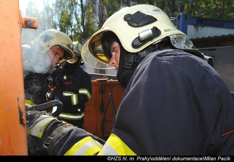 Hasiči zasahovali u požáru lisovacího kontejneru v Praze 11.