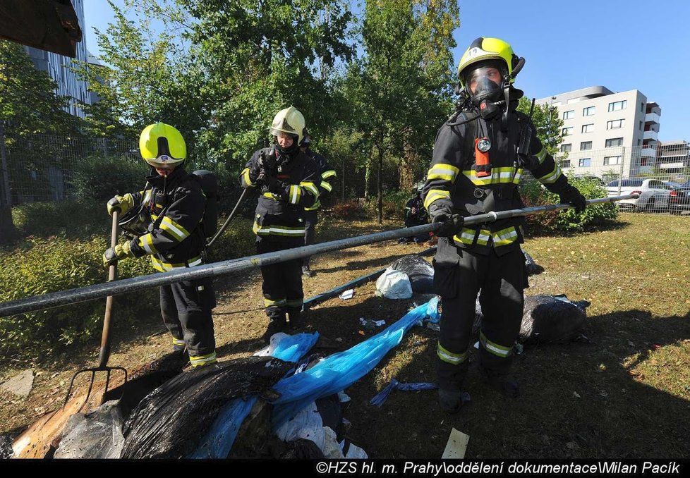 Hasiči zasahovali u požáru lisovacího kontejneru v Praze 11.