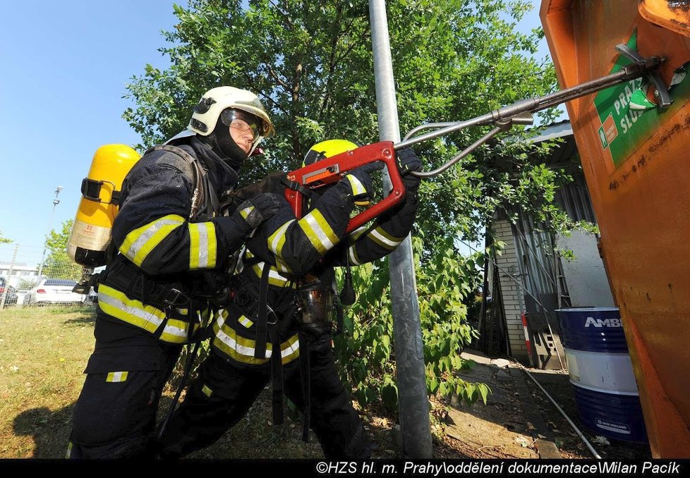 Hasiči zasahovali u požáru lisovacího kontejneru v Praze 11.