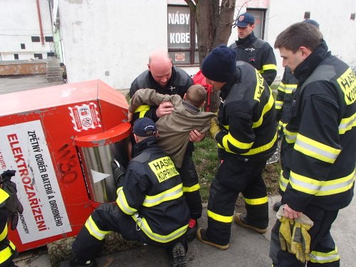 Kuriózní zásahy hasičů: 13letý chlapec uvízl v kontejneru.