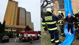V bývalém hotelu na Opatově cvičili hasiči u fiktivního požáru. Evakuovat museli zhruba 20 lidí.