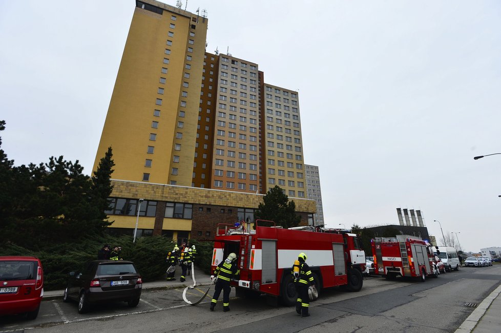 Fiktivní požár museli pražští hasiči uhasit v bývalém hotelu Opatov. Z budovy evakuovali i dvě desítky lidí.