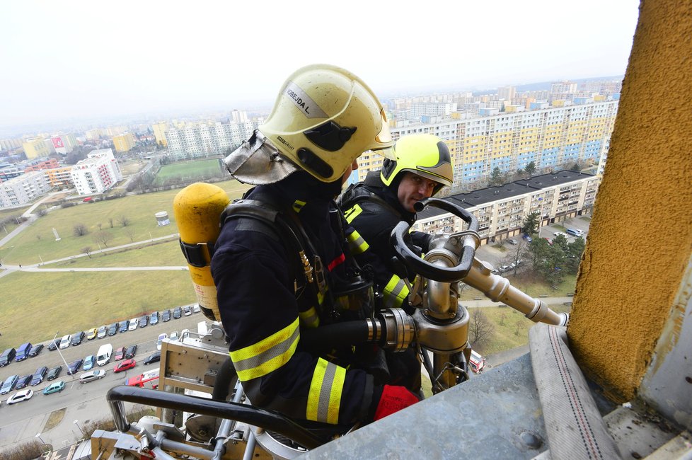 Fiktivní požár museli pražští hasiči uhasit v bývalém hotelu Opatov. Z budovy evakuovali i dvě desítky lidí.