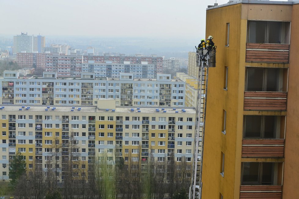 Fiktivní požár museli pražští hasiči „uhasit“ v bývalém hotelu Opatov. Z budovy evakuovali i dvě desítky lidí.