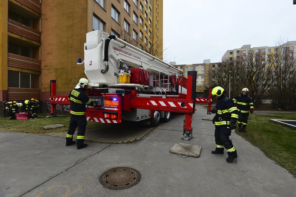 Fiktivní požár museli pražští hasiči „uhasit“ v bývalém hotelu Opatov. Z budovy evakuovali i dvě desítky lidí.