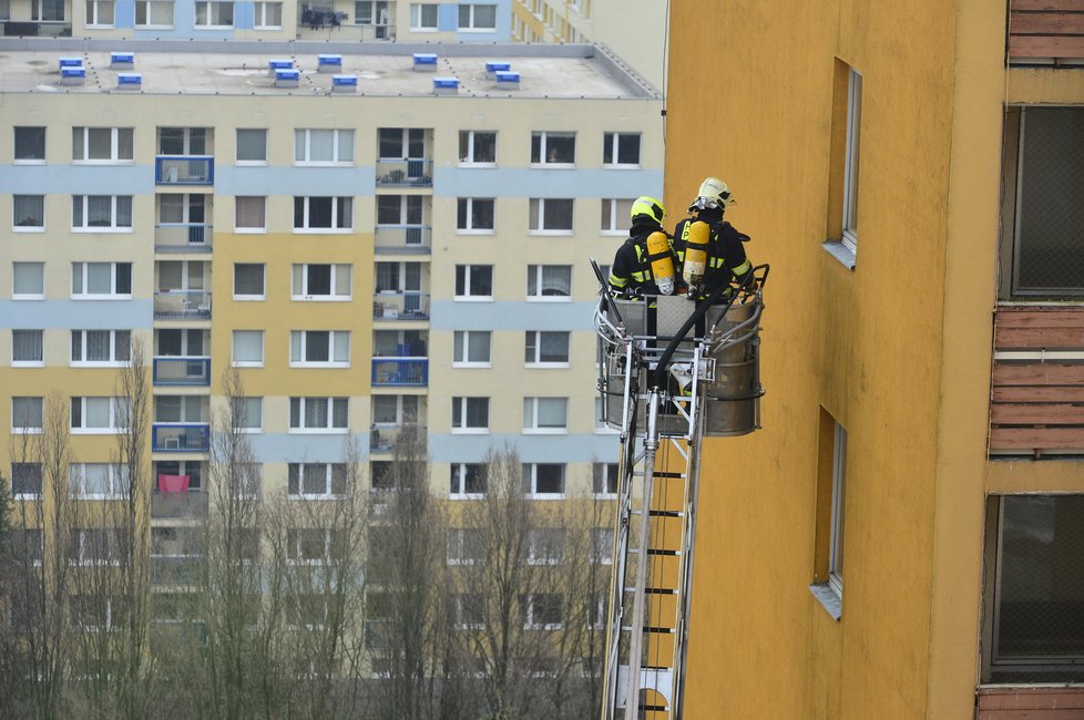 Fiktivní požár museli pražští hasiči uhasit v bývalém hotelu Opatov. Z budovy evakuovali i dvě desítky lidí.