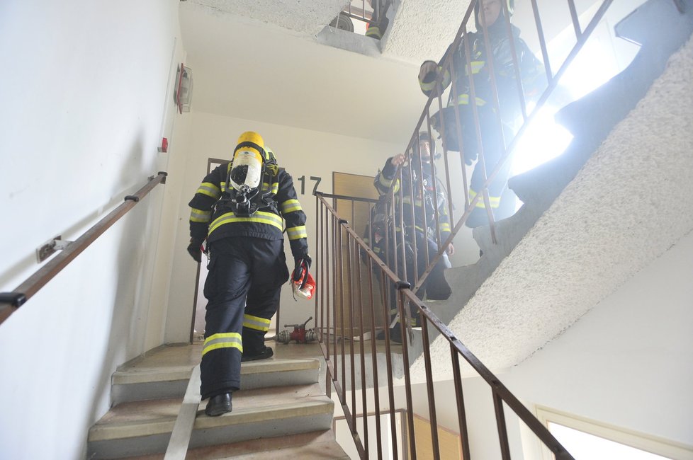 Fiktivní požár museli pražští hasiči uhasit v bývalém hotelu Opatov. Z budovy evakuovali i dvě desítky lidí.