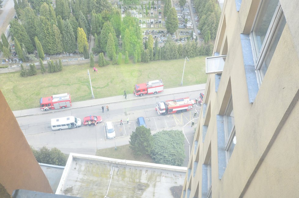 Fiktivní požár museli pražští hasiči „uhasit“ v bývalém hotelu Opatov. Z budovy evakuovali i dvě desítky lidí.