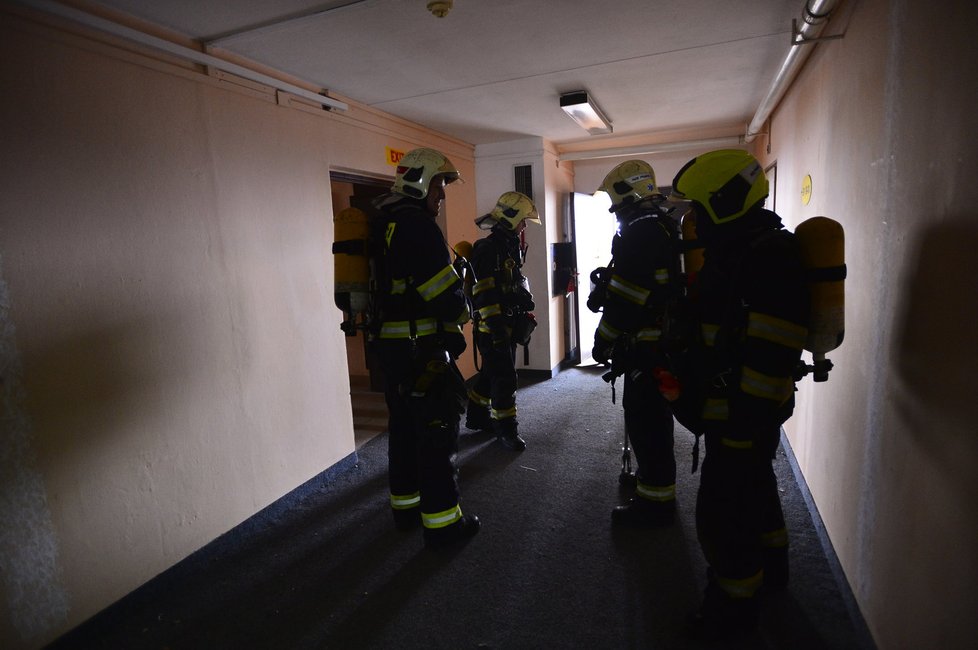 Fiktivní požár museli pražští hasiči „uhasit“ v bývalém hotelu Opatov. Z budovy evakuovali i dvě desítky lidí.