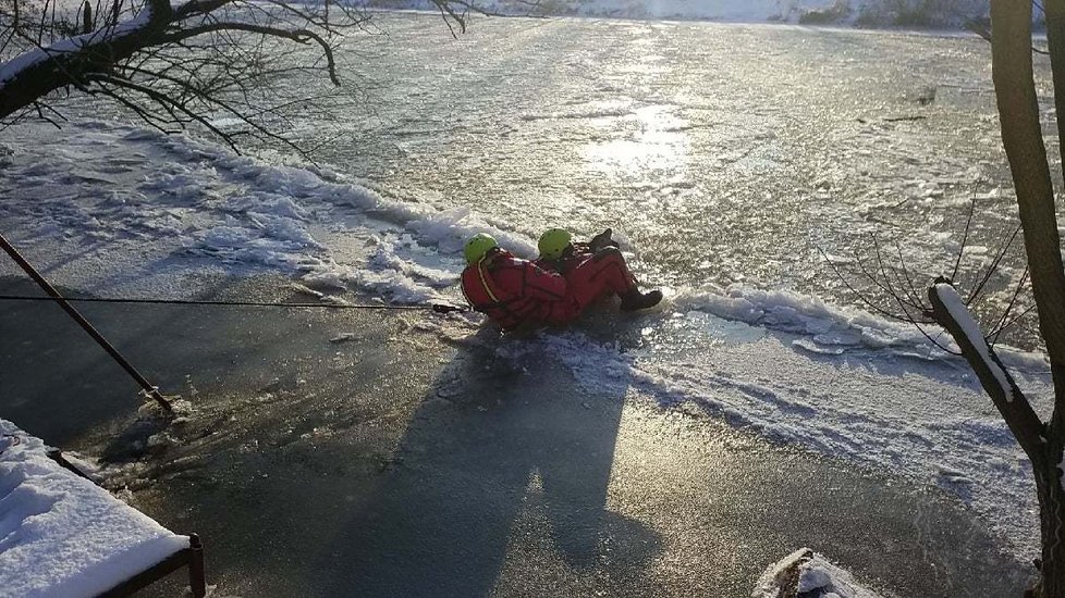 V ledu zamrzli dvě srnky. Hasiči měli plné ruce práce