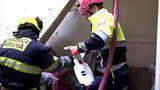 Jak hasiči zachránili zavalené dělníky: Video mapuje náročný zásah v centru Prahy