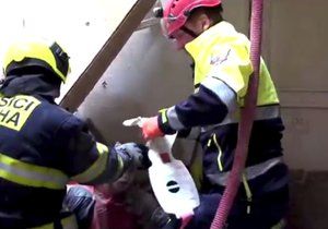 Zásah hasičů při záchranné akci zavalených dělníků v pražské Mikulandské ulici.