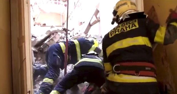 Zásah hasičů při záchranné akci zavelených dělníků v pražské Mikulandské ulici.