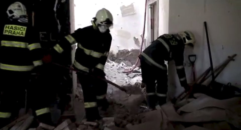 Zásah hasičů při záchranné akci zavelených dělníků v pražské Mikulandské ulici.