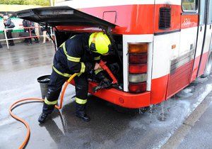 Hasiči provedli kontrolu motorové části termokamerou a prostor ochladili tlakovou vodou.