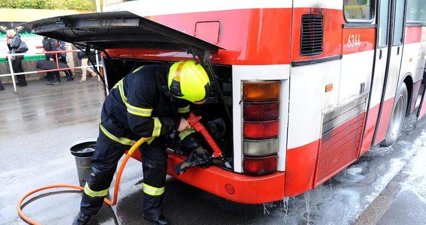 Z autobusu MHD šlehaly plameny: Řidič požár uhasil, než přijeli hasiči