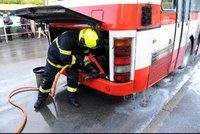 Z autobusu MHD šlehaly plameny: Řidič požár uhasil, než přijeli hasiči