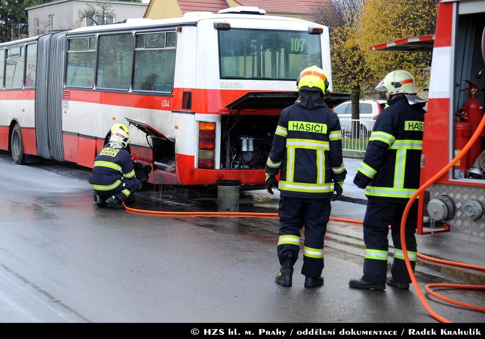 Hasiči provedli kontrolu motorové části termokamerou a prostor ochladili tlakovou vodou.