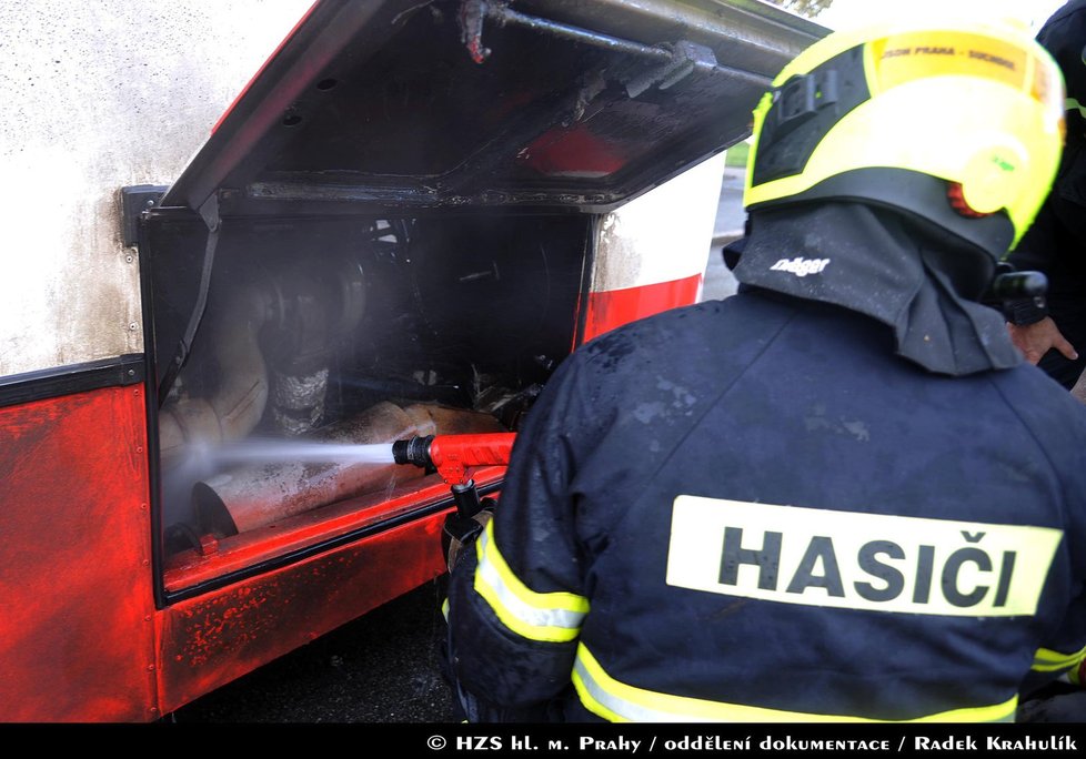 Hasiči provedli kontrolu motorové části termokamerou a prostor ochladili tlakovou vodou.