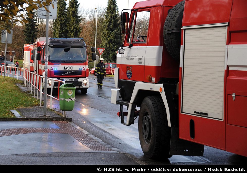 Hasiči provedli kontrolu motorové části termokamerou a prostor ochladili tlakovou vodou.