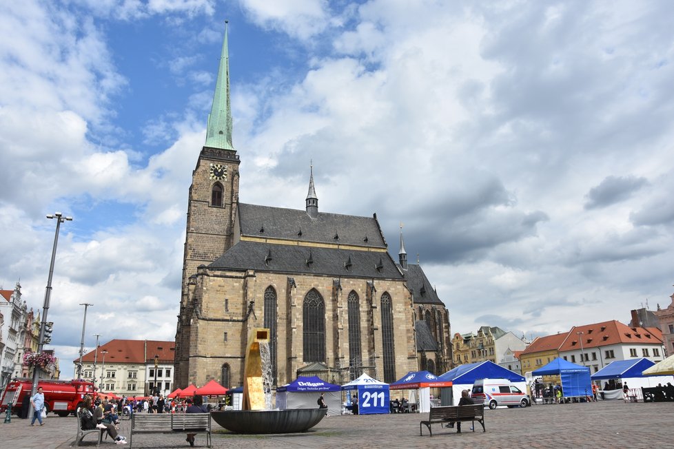 Věž chrámu sv. Bartoloměje v Plzni je nejvyšší kostelní věží v Česku. Je vysoká 102,6 m, ochoz je ve výšce 60 m. Hasiči běhali jen do patra pod hodinami.