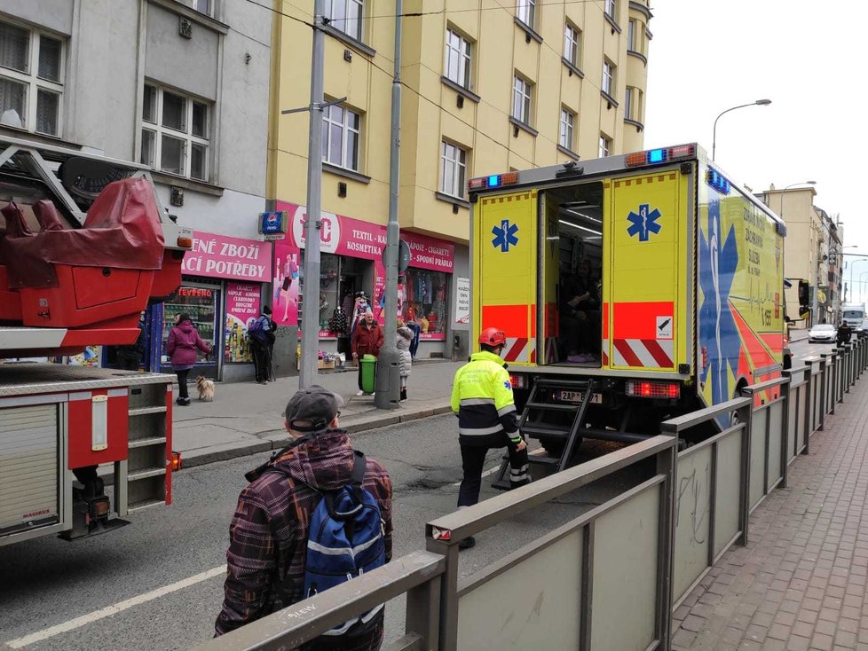 V ulici Jana Želivského zasahovali hasiči u požáru bytu.