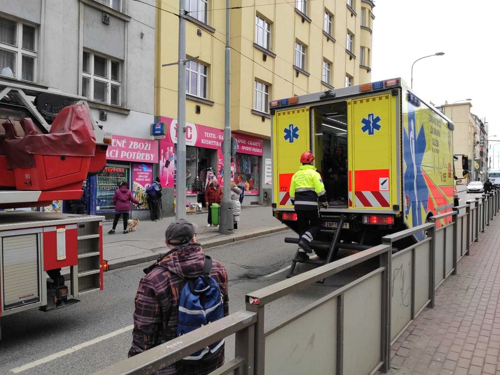 V ulici Jana Želivského zasahovali hasiči u požáru bytu.