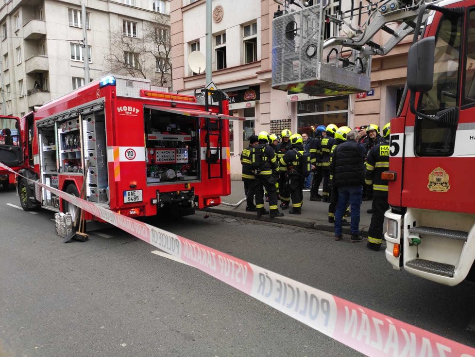 V ulici Jana Želivského zasahovali hasiči u požáru bytu.