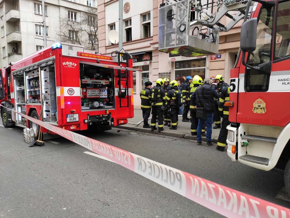 V ulici Jana Želivského zasahovali hasiči u požáru bytu.