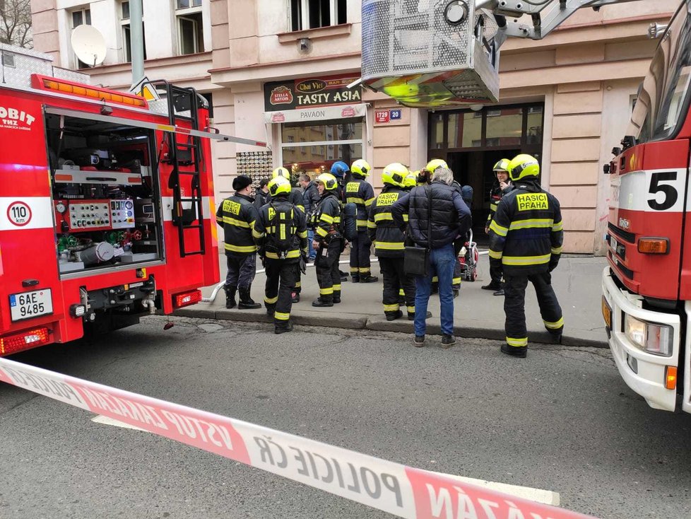 V ulici Jana Želivského zasahovali hasiči u požáru bytu.