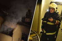 V Praze Dejvicích hoří byt: Osm lidí evakuováno