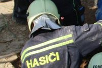 Český dělník (19) najel sbíječkou na výbušninu!