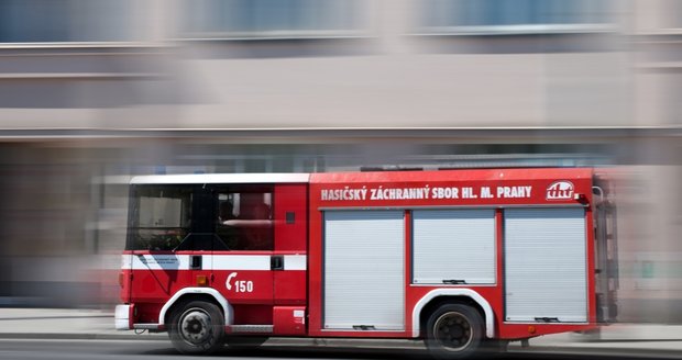 Ilustrační foto: V Děčíně hoří výrobna nábytku. Hasiči evakuovali desítky lidí.