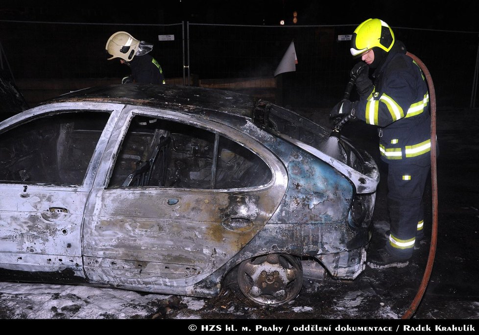 Noční požár auta