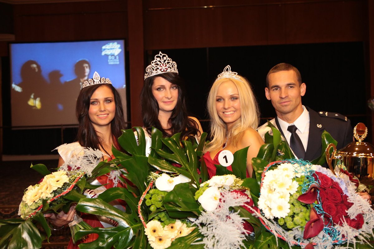 Zleva: 1. vicemiss hasička Nela Šmírová, vítězka Stanislava Halušková, 2. vicemiss hasička Markéta Járková a hasič roku 2013 Tomáš Petreček.