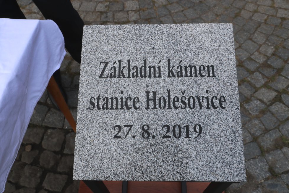 Stavba nové hasičské stanice v Holešovicích byla oficiálně započata 27. srpna 2019, téměř 80 let po výstavbě provizorní stanice.