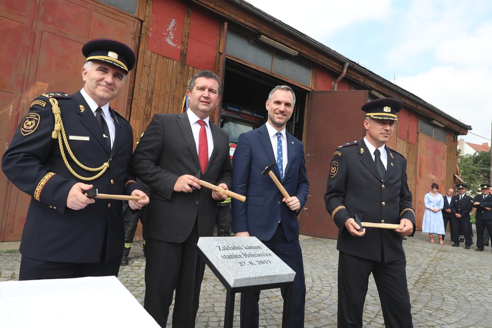 Slavnostnímu poklepání na základní kámen byli přítomni (zleva) generální ředitel Hasičského záchranného sboru ČR Drahoslav Ryba, ministr vnitra Jan Hamáček, primátor hlavního města Zdeněk Hřib a ředitel Hasičského záchranného sboru hl. m. Roman Hlinovský.