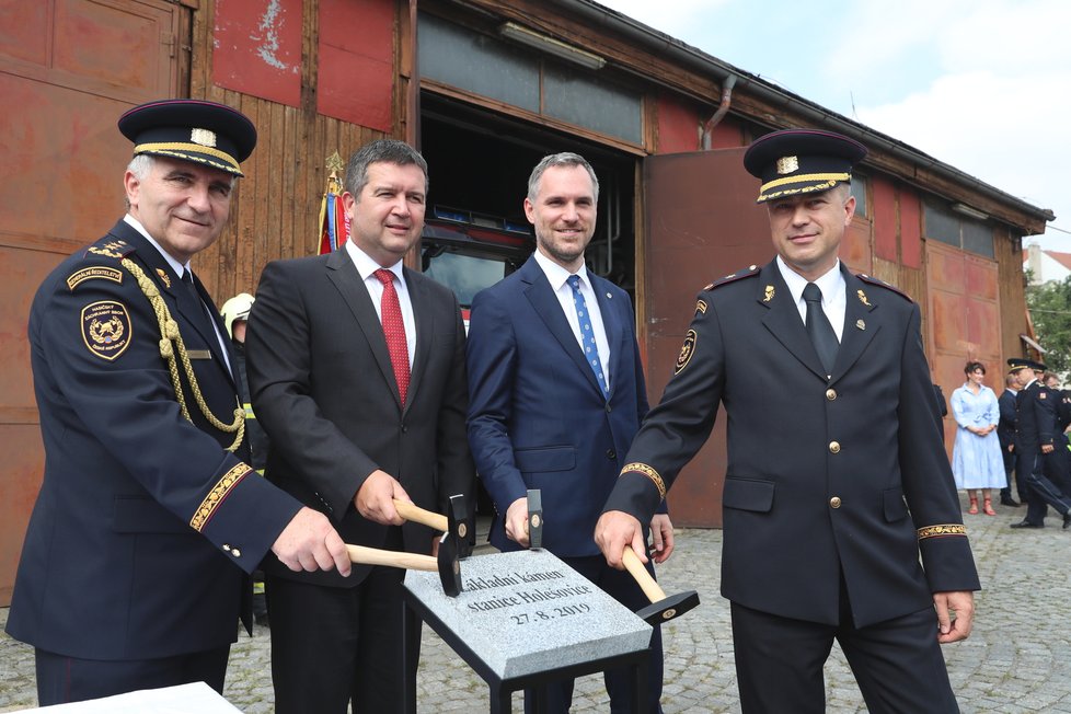 Slavnostnímu poklepání na základní kámen byli přítomni (zleva) generální ředitel Hasičského záchranného sboru ČR Drahoslav Ryba, ministr vnitra Jan Hamáček, primátor hlavního města Zdeněk Hřib a ředitel Hasičského záchranného sboru hl. m. Roman Hlinovský.