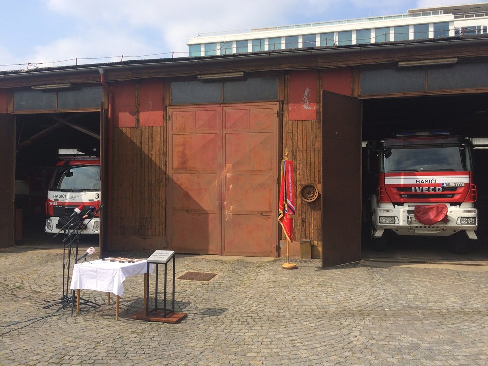 Takto vypadá původní provizorní hasičská stanice v Argentinské ulici v Holešovicích. Do dvou let ji nahradí moderní komplex.